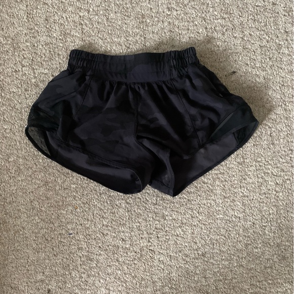 Lulu Lemon Black Camo Hotty Hot Shorts - Picture 2 of 2